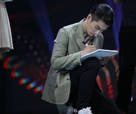 陈晓帅气亮相录制现场照片流出   陈晓与陈妍希因戏生情