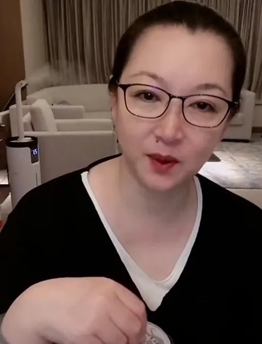 赵本山妻子谈女儿整容，坦言看着很揪心，女儿整容她该不该阻止？