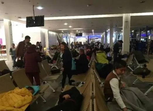 什么原因导致游客滞留泰国机场12小时？