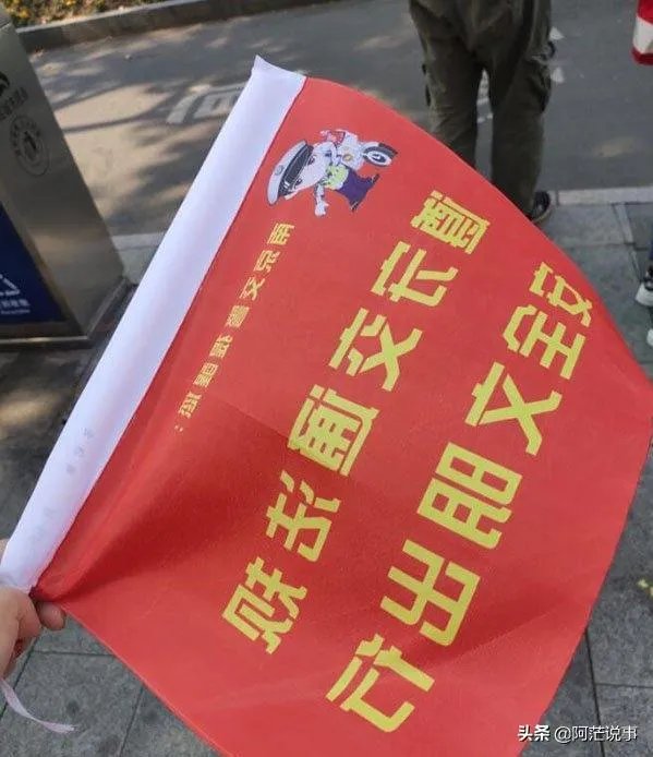 南京考驾照须先站岗执勤2小时,网友:建议全国推广,你有何看法?
