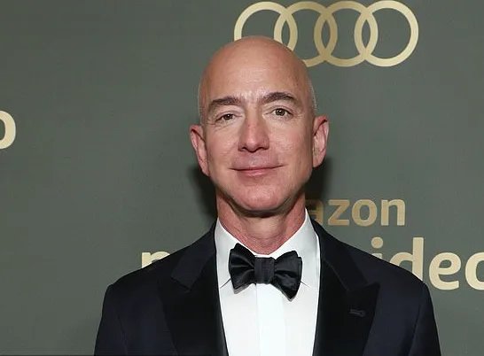 全球首富贝索斯正式卸任亚马逊CEO，谁将接替他的职务？