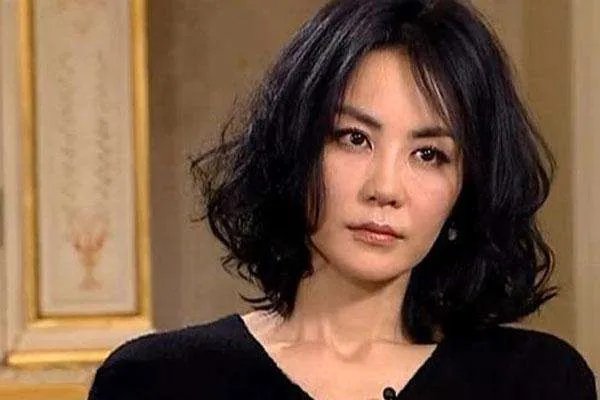 王菲深夜现身前夫李亚鹏住所,两个人复合了吗?