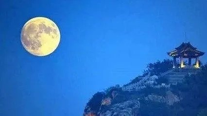 “悠悠天宇旷,切切故乡情。”(张九龄)这首诗句的意思是什么?
