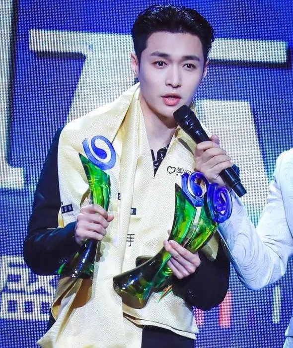 张艺兴连拿三个什么奖?