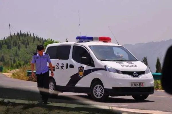 姑娘报警要坐警车回家是怎么回事？