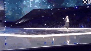 2017维密大秀,超模奚梦瑶不慎摔倒,未来的道路会如何?