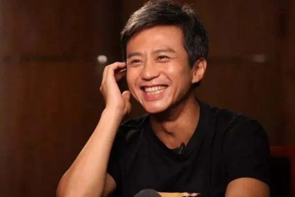 邓超明明还很年轻,为何经常染着一头白发?