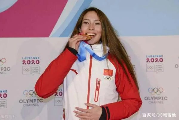 谷爱凌咬住金牌庆祝胜利,为何大多数冠军都会有这个姿势?