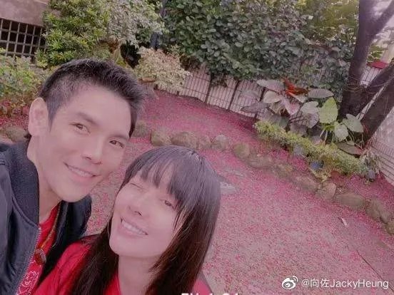 向太携儿子儿媳与友人聚餐,为何郭碧婷表情一脸冷淡?