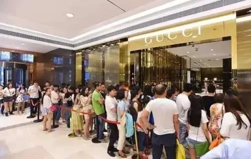 韩国青年排队抢购奢侈品,他们抢购奢侈品是干什么的?