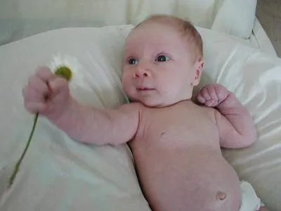 宝宝每晚睡觉前都哭闹怎么办 如何预防宝宝晚上哭闹