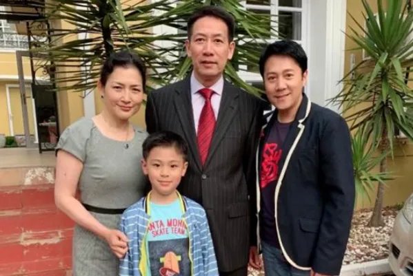 蔡国庆晒全家福，一家人的状态如何？