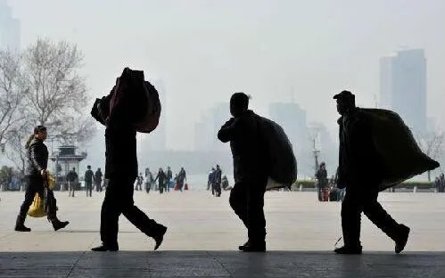 港媒关注农民工 在北京生活实属不易