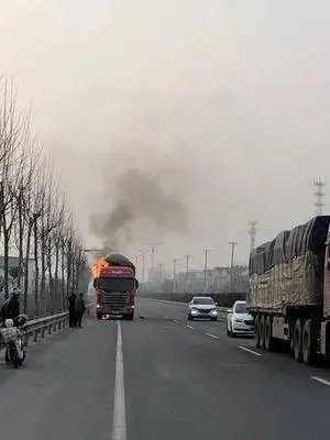 金华货车高速起火过路司机为灭火狂奔数米,货车起火的原因有哪些?