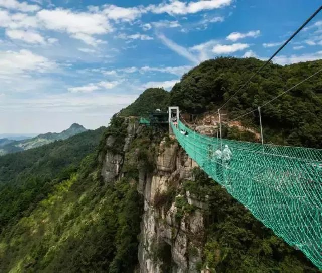重庆现高80米吓破胆的“天空悬廊”是怎么建的?