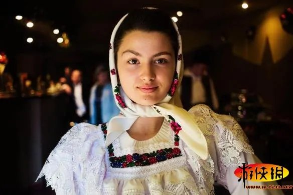 世界美女地图:罗马尼亚29岁女子穷游37国专拍正妹