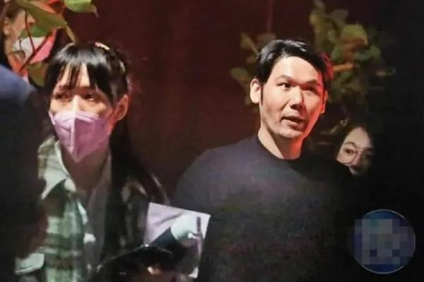 向太携儿子儿媳与友人聚餐,为何郭碧婷表情一脸冷淡?
