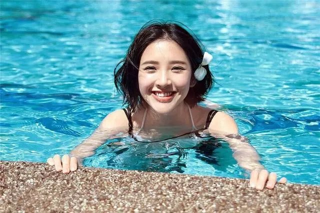 隋唐演义中扮演单盈盈的女演员的生活照片?