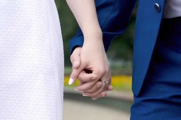 赵本山妻子谈女儿整容，坦言看着很揪心，女儿整容她该不该阻止？