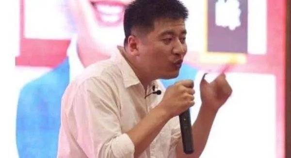 红极一时的张雪峰，因发言不当公开道歉，现在过得怎么样？