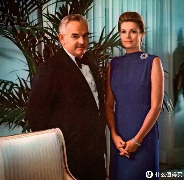 女士胸针怎么佩戴