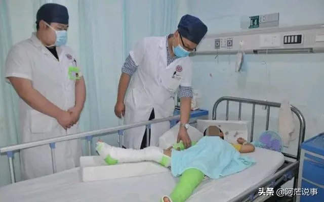 长沙6岁男童被锁家中撑伞从5楼跳下,全身多处骨折,怎么回事?