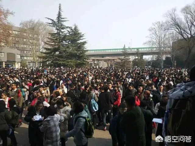 艺考马大哈：济南车站1分钟捡8个准考证。你有什么看法？