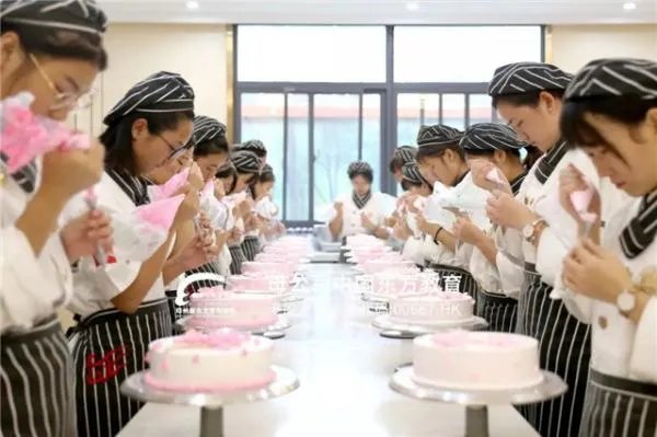 学做蛋糕烘焙哪里好?要多少钱?能学会吗?
