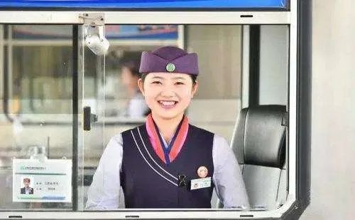 高速收费员被质疑假笑,收费员在工作中为什么要笑?