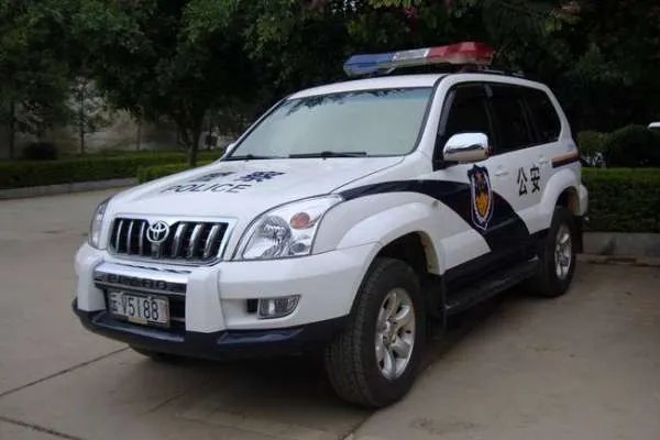 姑娘报警要坐警车回家是怎么回事?
