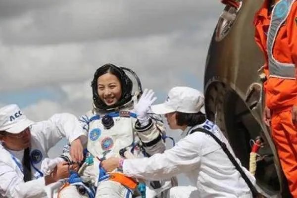 为什么航天员上太空要提个小箱子,那是做什么用的?