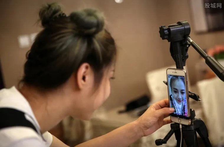 2019李子柒年收入多少 年入1.6亿是真的吗?