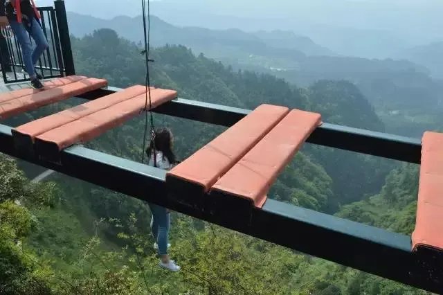 重庆现高80米吓破胆的“天空悬廊”是怎么建的?