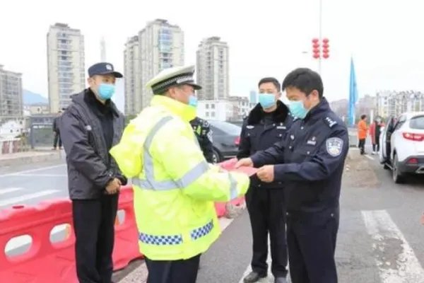 纽约州长称80%病例都能自愈,此种言论是否有科学依据?