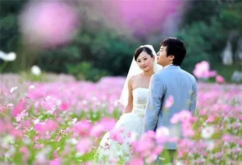 结婚照背景用什么颜色 拍婚纱照怎样选择合适的背景
