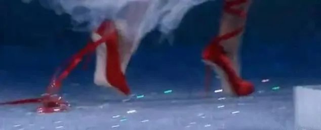 2017维密大秀,超模奚梦瑶不慎摔倒,未来的道路会如何?