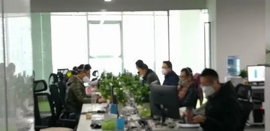 员工防毒面具上班是怎么回事?
