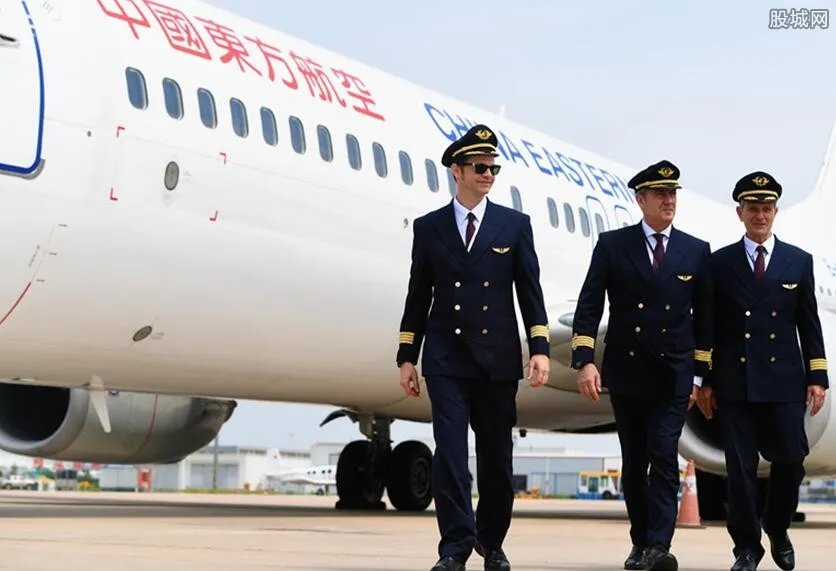 国外怎样评价刘传健 他现在还开飞机吗？