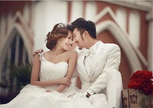 拍结婚照姿势大全 2017最好看的婚纱照姿势