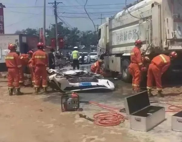 河南渣土车压扁小车致4死,谁该为此事故负责?