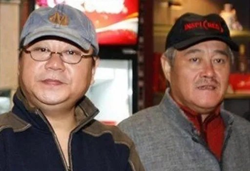 赵本山“打戏”花絮曝光,范伟被一脚踹到地上,两人相拥大笑,两人在拍啥?