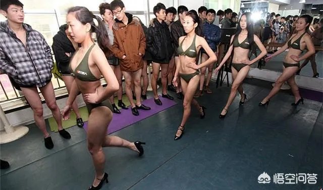 艺考马大哈：济南车站1分钟捡8个准考证。你有什么看法？