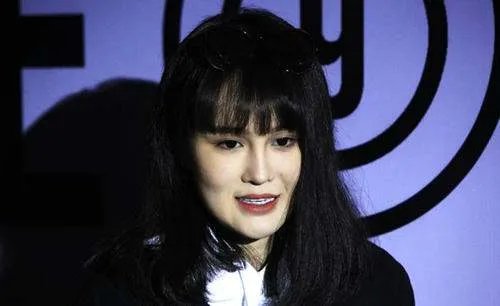 赵本山妻子谈女儿整容，坦言看着很揪心，女儿整容她该不该阻止？