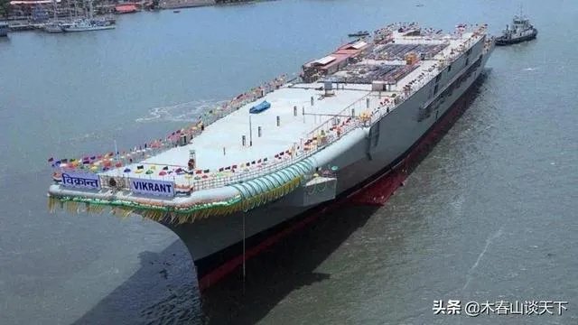 印度工人在铁轨上睡觉被火车碾过，至少17人死亡，为什么会发生这种事？