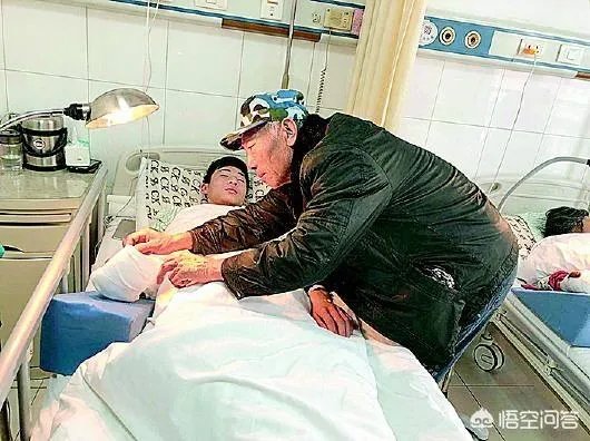 济南小伙跳湖救人受伤住院，被救老人为感恩照料受伤小伙，你怎么看？