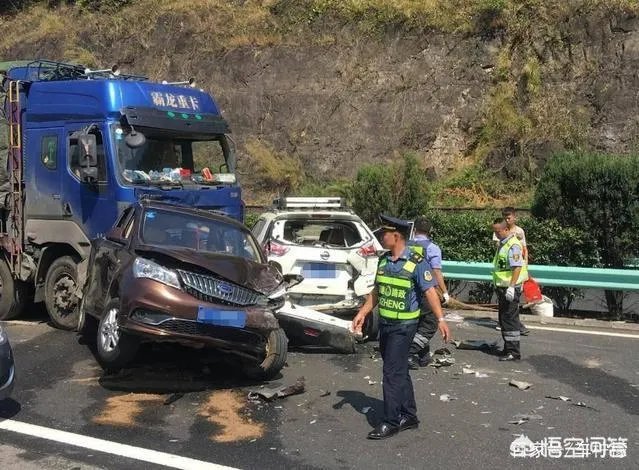 往年有些高速公路上的大型多车追尾事故，后来都是怎么处理的？