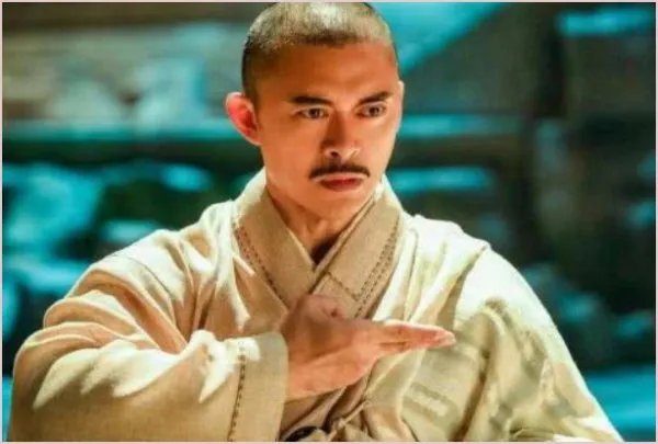 成昆坏事做绝，空见为何不清理门户反倒劝架？