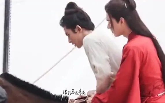 龚俊公主抱张哲瀚下马花絮曝光，两人戏外有多甜？