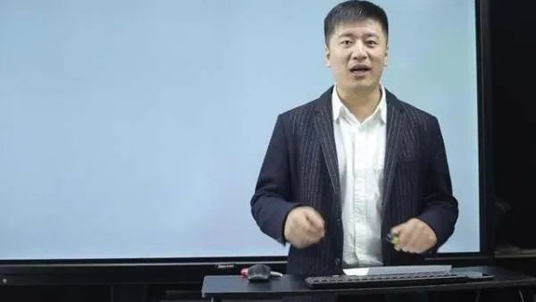红极一时的张雪峰，因发言不当公开道歉，现在过得怎么样？