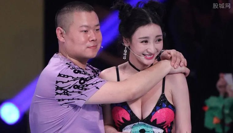 柳岩遭岳云鹏强抱 露尴尬笑容吐舌做鬼脸
